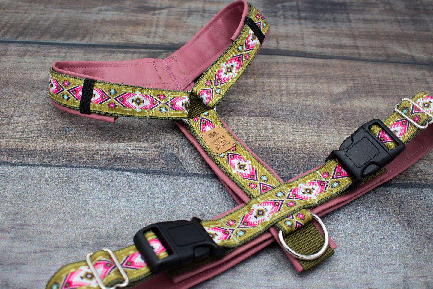 Verstellbares Hundegeschirr MAYA mit auffälligem Design in Grün und Rosa, robust und komfortabel