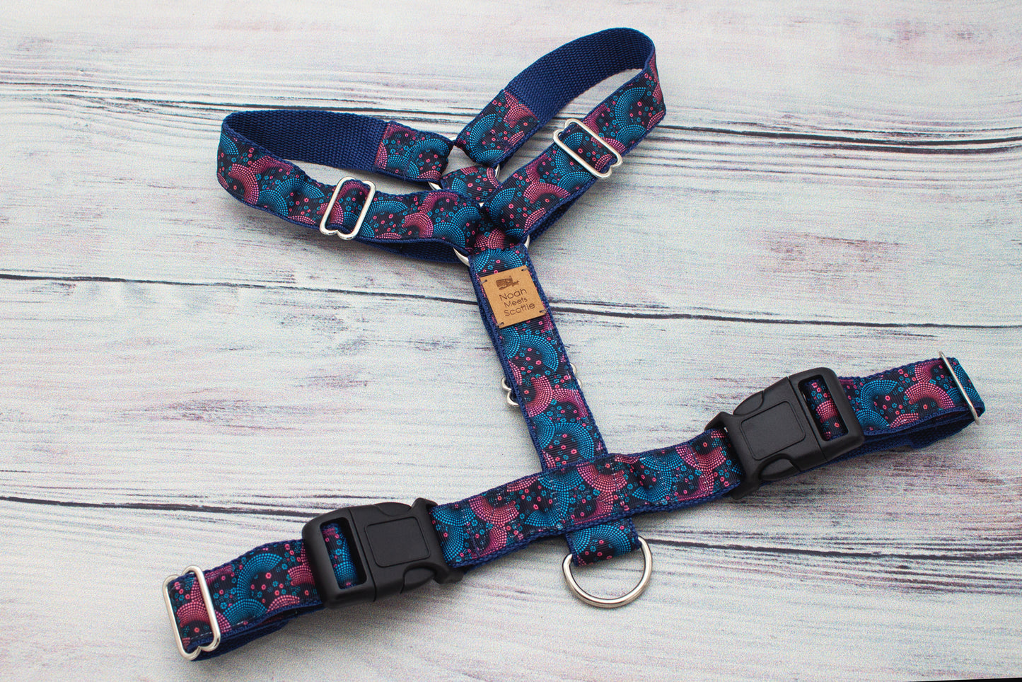 Hundegeschirr Blau mit pinken Punkten und Wellenmuster, stilvoller Alltagsbegleiter