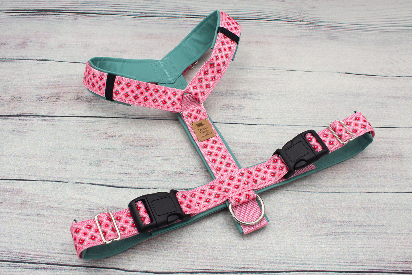 Hundegeschirr OPHELIA Detailansicht Rosa Mint Rosen-Design, robust und komfortabel