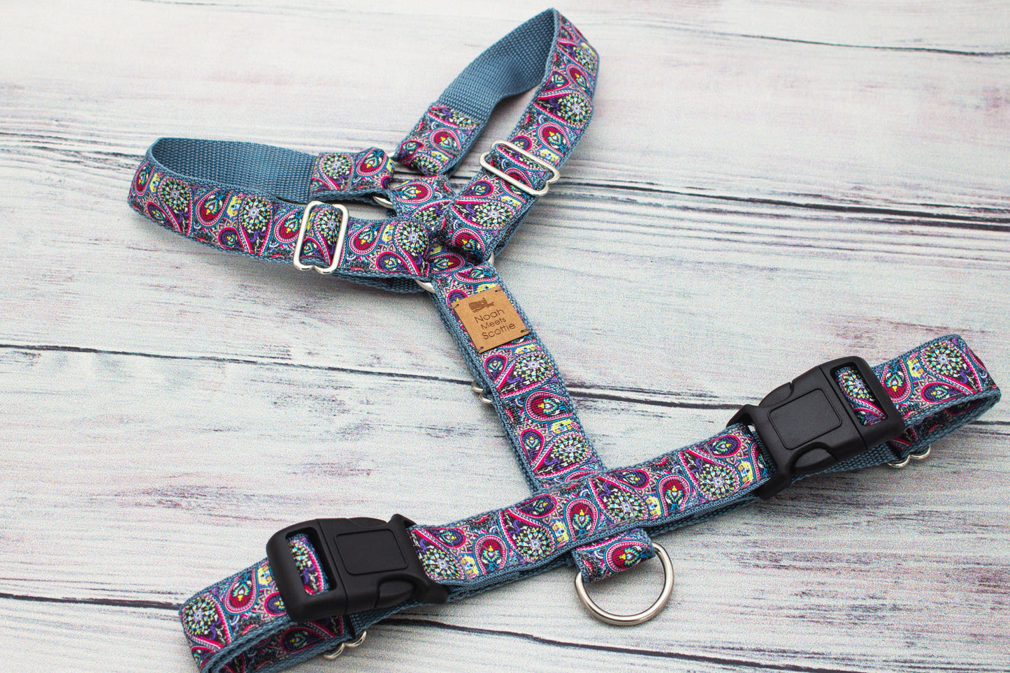 Hundegeschirr mit Paisley Muster in kräftigen Farben, komfortabel und stilvoll