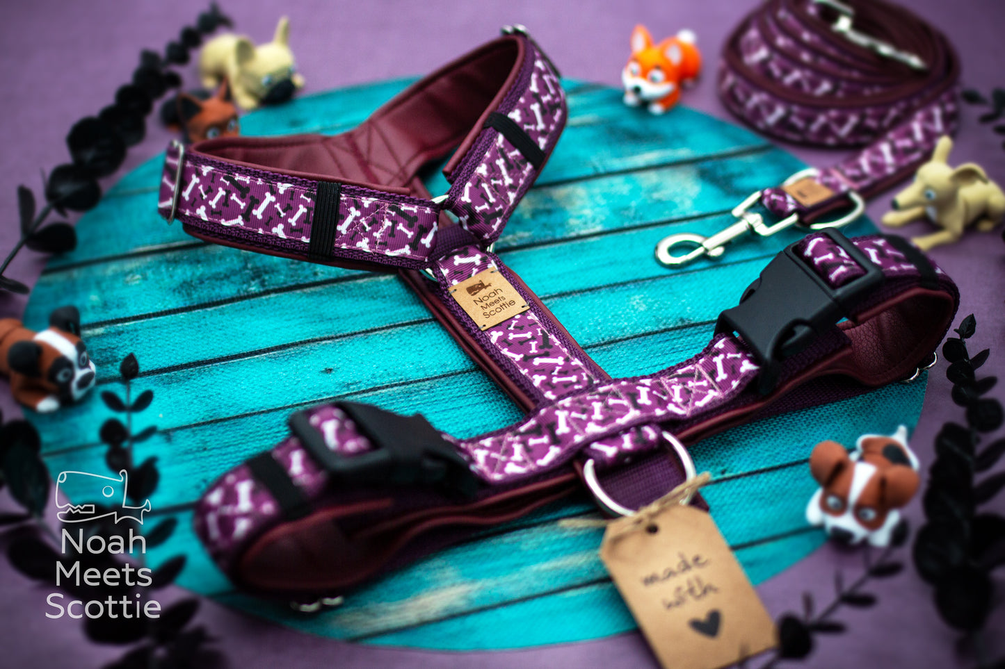 Hundegeschirr Paw a Bone mit passender Hundeleine im gleichen auberginefarbenen Knochenmuster.
