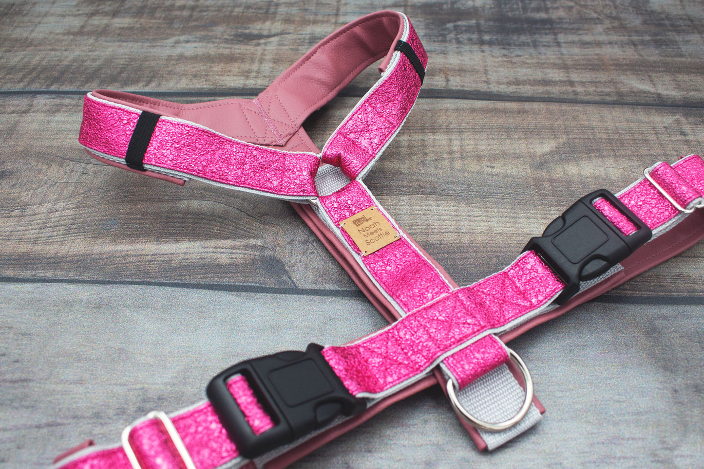 Oberansicht Hundegeschirr Pink Princess in funkelndem Pink mit hellgrauen Details