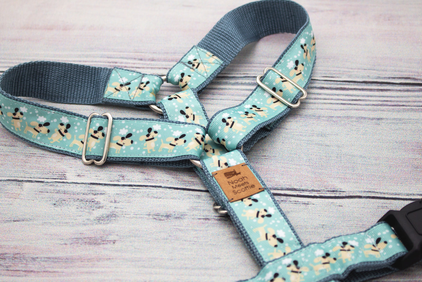 PUPPERMINT Geschirr für Hunde, mintfarbenes Muster mit cremigen Hundemotiven und feinen Punkten