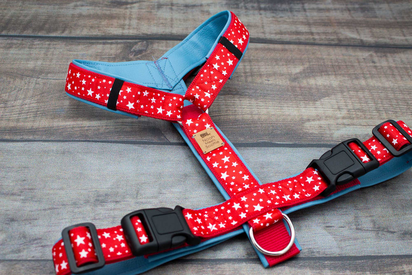 Hundegeschirr RED STAR im SALE – rot mit weißen Sternen, blau gefüttert, nur 1x Größe M, 50 % reduziert, weich gefüttert, verstellbar