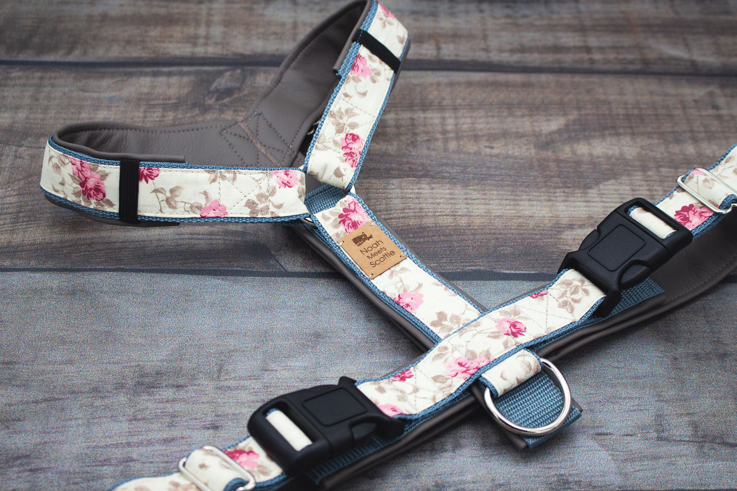 Romantisches Hundegeschirr ROMY mit Rosen, verstellbar und bequem
