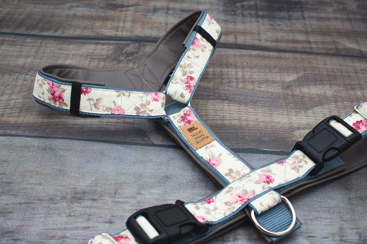 Hundegeschirr ROMY mit Kunstleder Futter und Rosen Muster Creme Grau