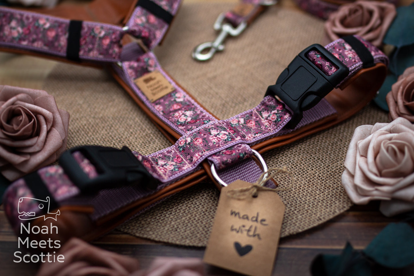 Rosa Hundegeschirr mit passender Leine im Rosenmuster und floralen Vintage-Design