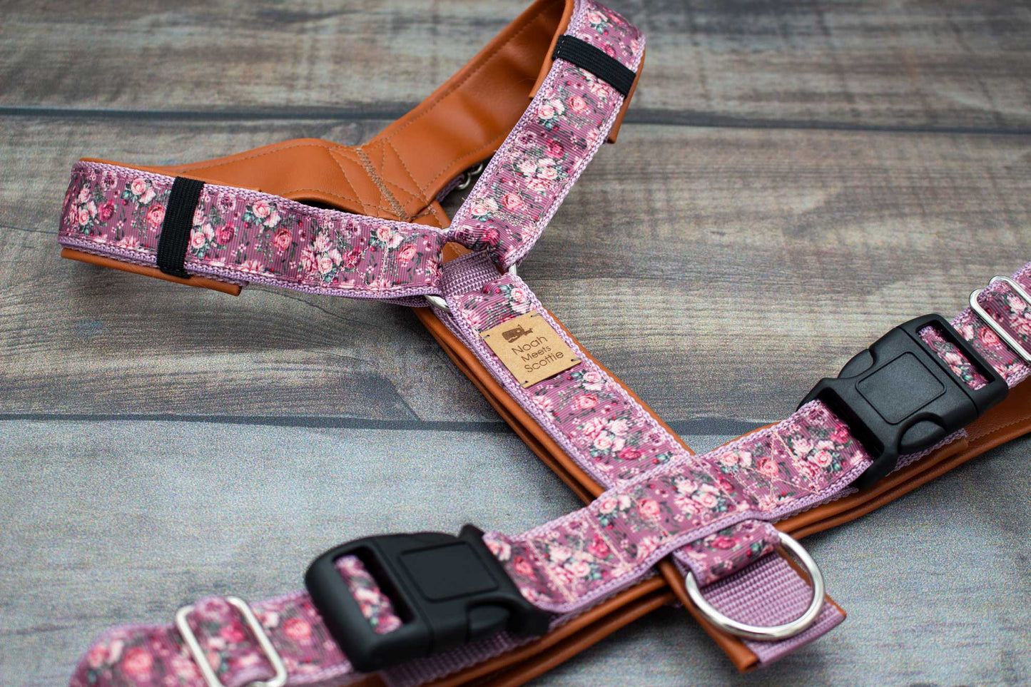 Hundegeschirr ROSA mit Rosenmuster, altrosa Gurtband, braun gefüttert, komfortabel und langlebig