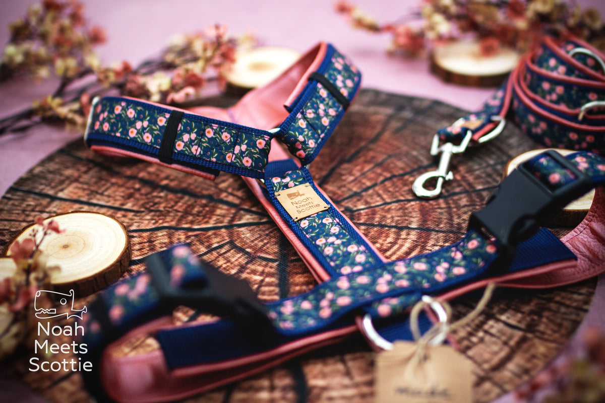 Detailaufnahme des handgefertigten Hundegeschirrs ROSES & OTHER SECRETS mit dunkelblauem Rosenmuster und rosé-bronzefarbener Kunstlederfütterung.