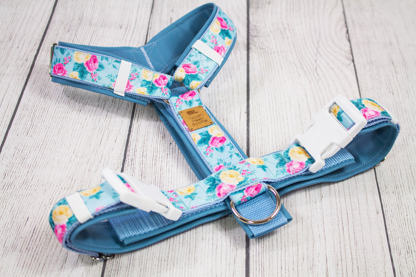 Hundegeschirr SKY ROSES Rosen-Muster himmelblau pink, gepolstertes Kunstleder, robust