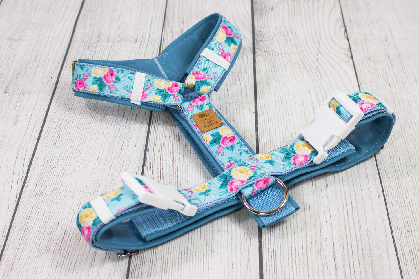 Hundegeschirr SKY ROSES, florales Design himmelblau pink, verstellbar, viel Bewegungsfreiheit