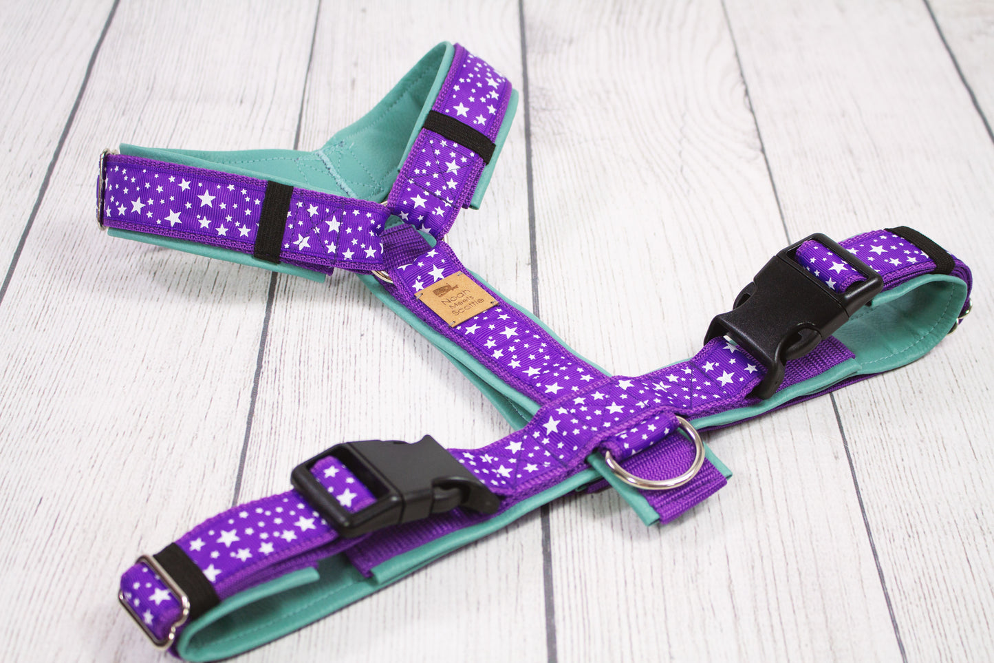 Hundegeschirr STARS’N’PURPLE, lila Gurt mit weißen Sternen und mint Innenfutter, verstellbar