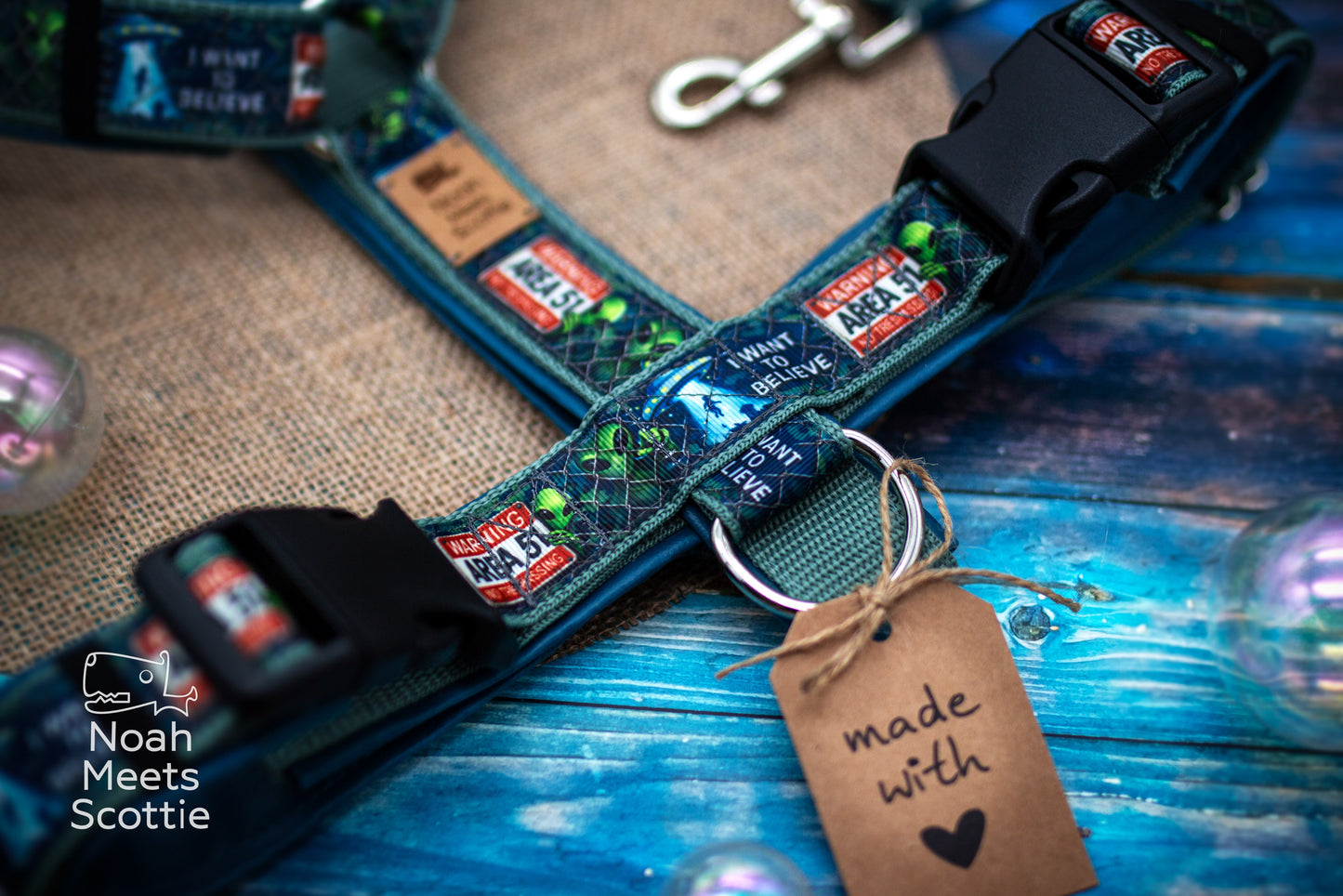 Hundegeschirr The Leash Is Out There mit passender Hundeleine im Alien- und UFO-Design.