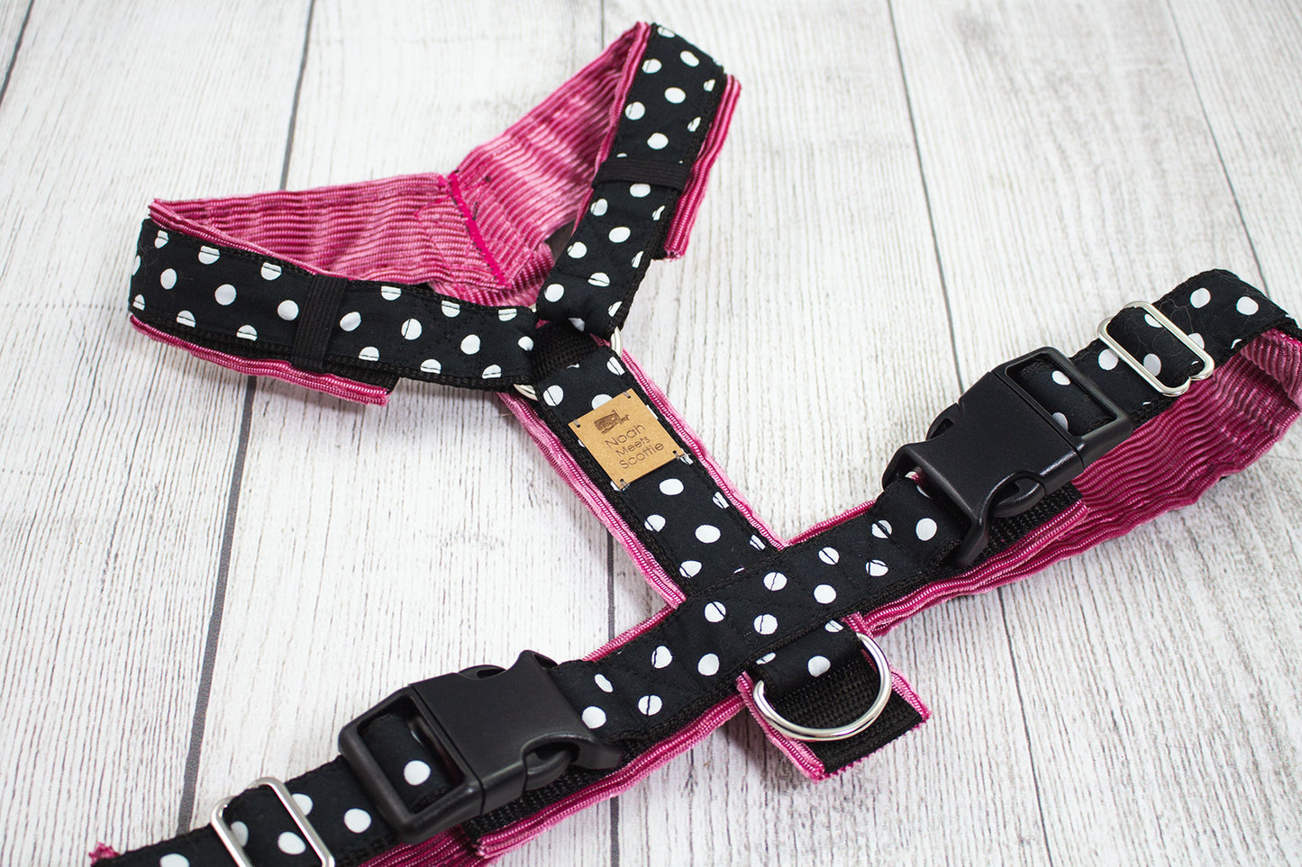 Hundegeschirr THE PINK BLACK, Polka Dots schwarz/weiß mit pinkem Futter, verstellbar