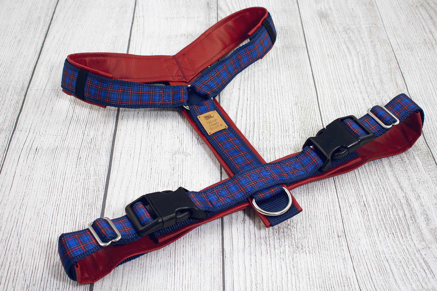 Hundegeschirr TIMBER mit Tartan-Karo blau rot, verstellbar, viel Bewegungsfreiheit