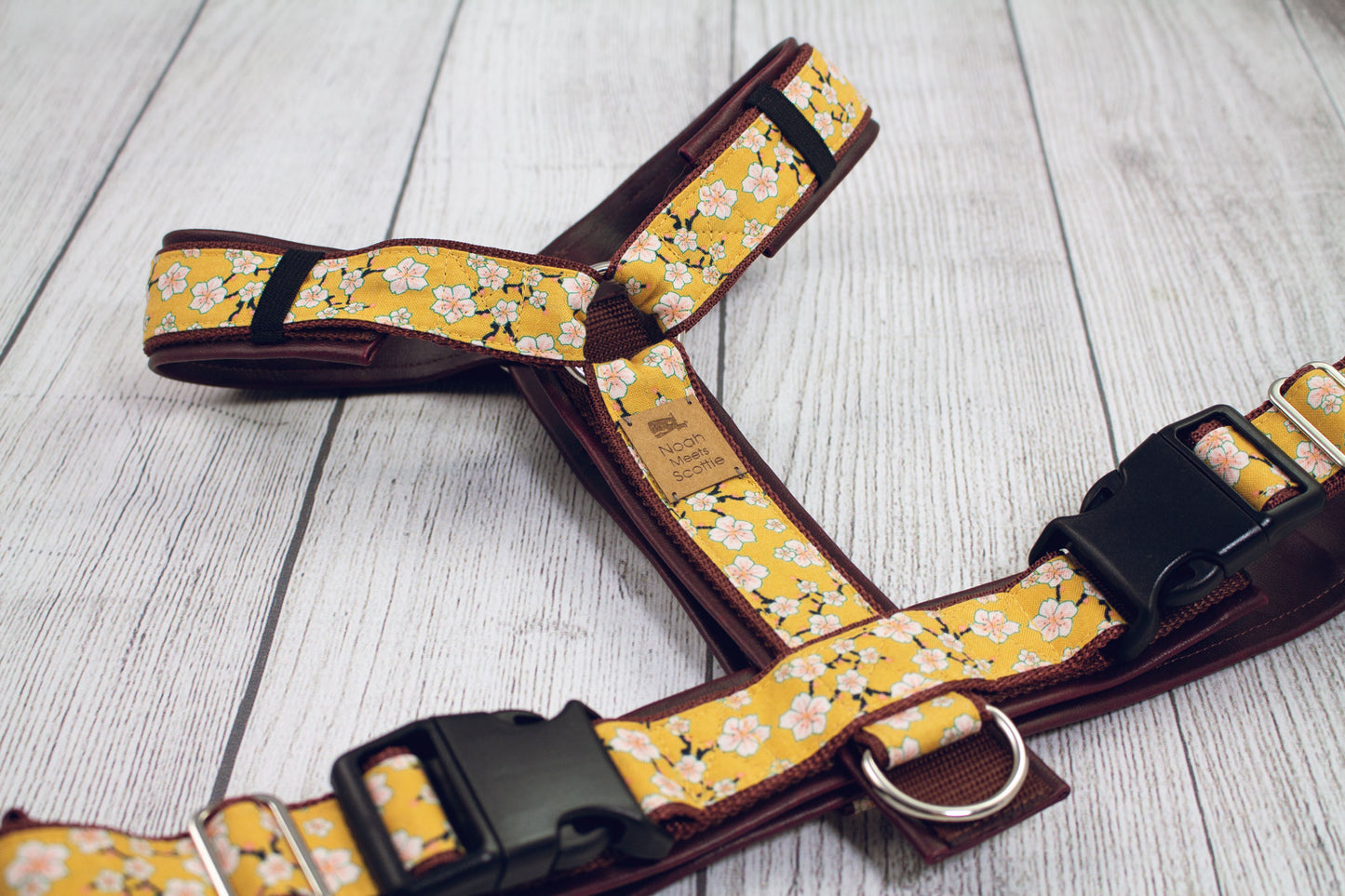 Hundegeschirr YELLOW’N’BLOSSOM Kirschblüten Muster gelb braun, robust und weich gefüttert mit Kunstleder