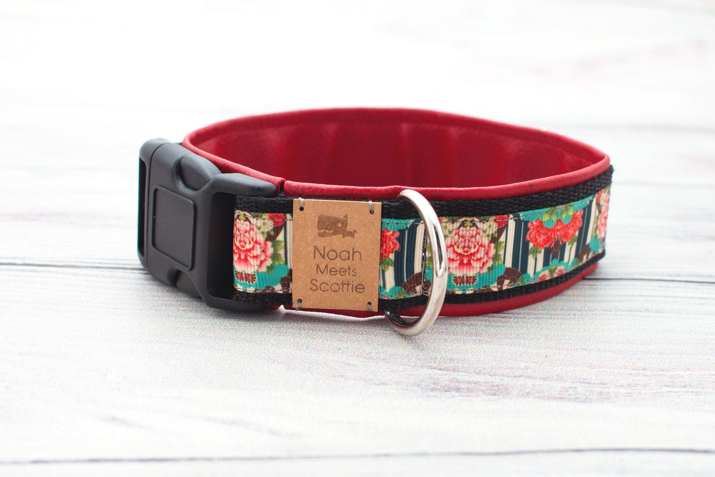 Detailansicht Hundehalsband Amira mit floralem Muster und schwarzer Kunstlederfütterung
