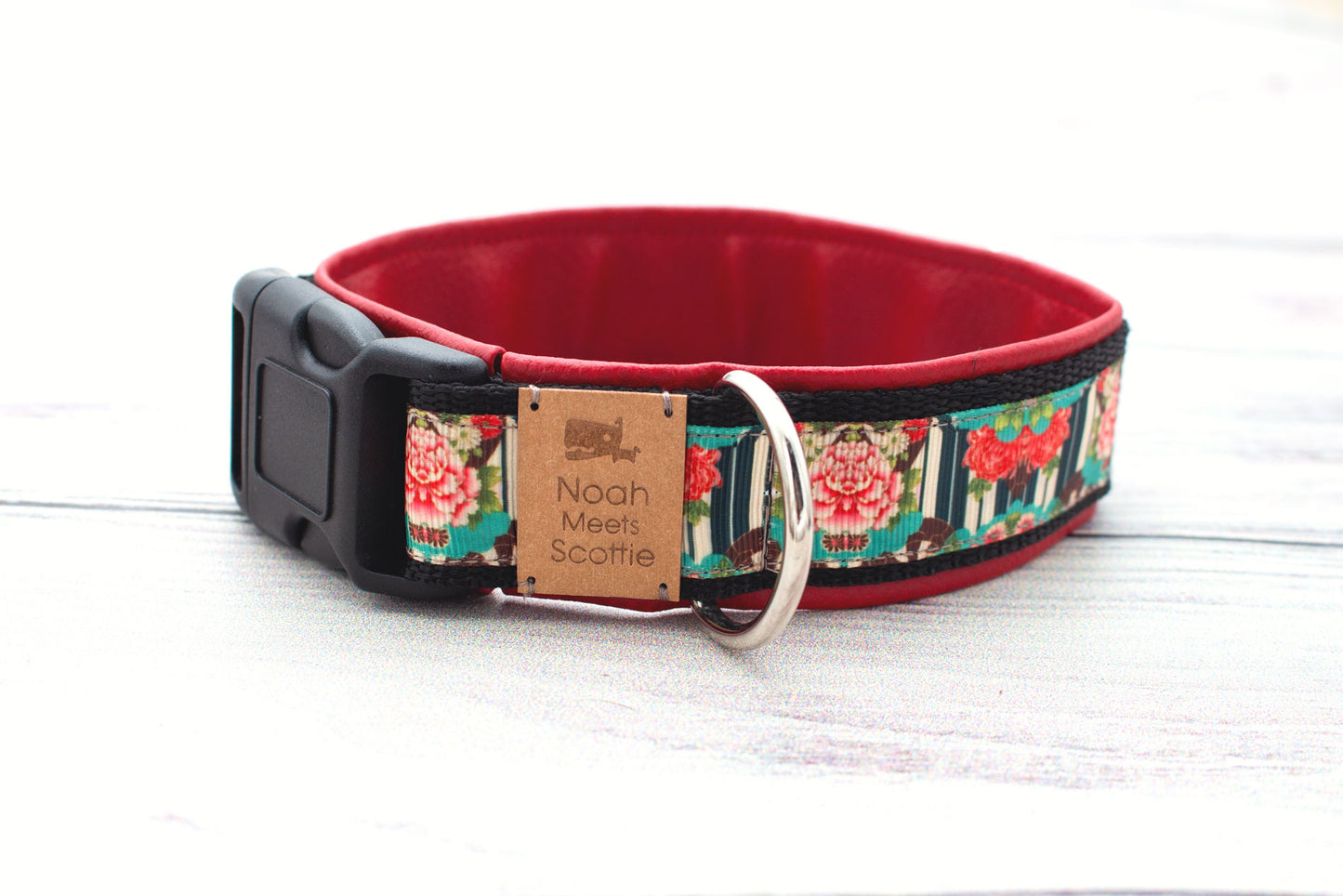 Hundehalsband Amira mit asiatischem Blumendesign in Rot, Schwarz und Blau, elegante Optik