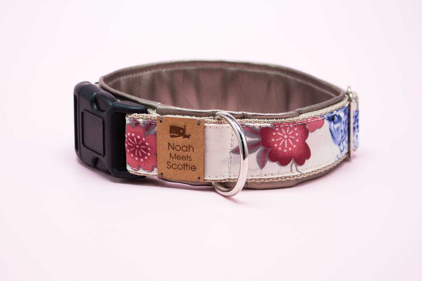 Detailansicht Hundehalsband Amy, gepolstert, verstellbar, asiatisches Design mit roten Blumen und blauen Vögel