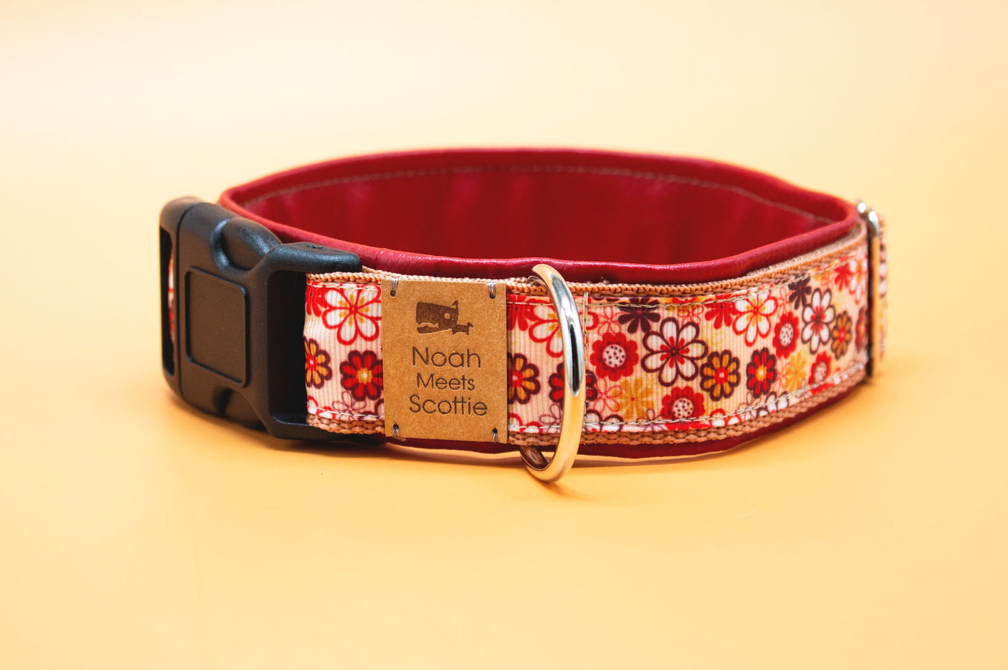 Hundehalsband ANNI – geblümtes Retro-Muster, gepolstert mit rotem Kunstleder