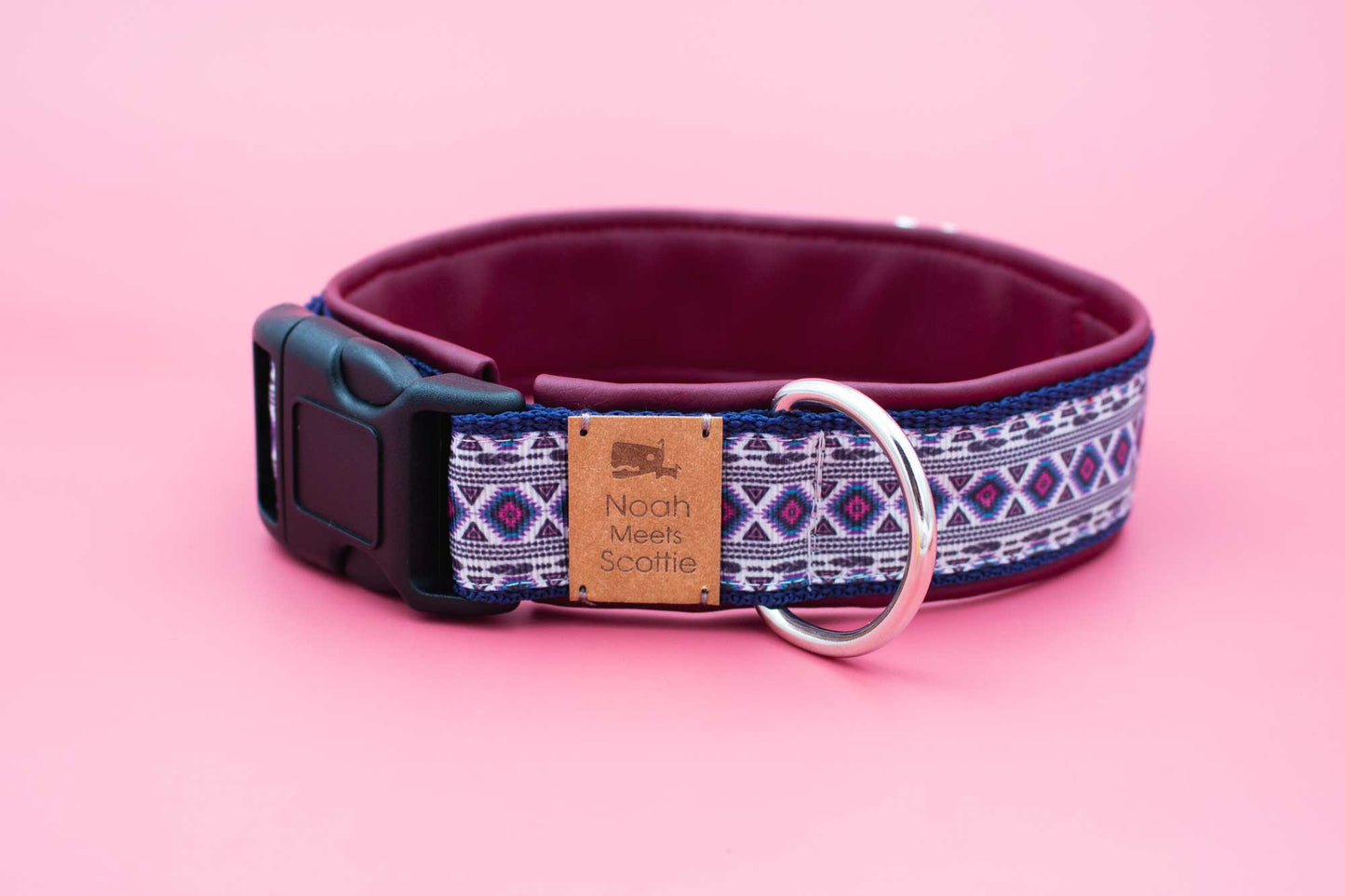 Detailansicht Hundehalsband ARIK, verstellbar und robust, geometrisches Muster in Blau Rot Weiß