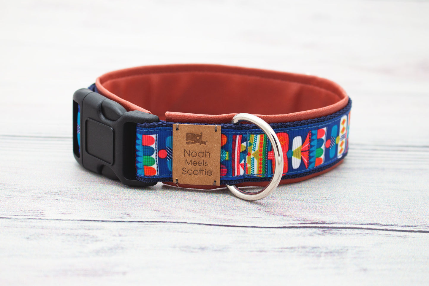 Detailaufnahme des Hundehalsbands ASTA mit buntem geometrischem Muster und brauner Fütterung