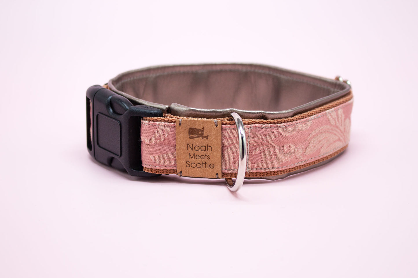 Detailansicht Hundehalsband Belle, gepolstert, barockes Blumenmuster in Altrosa und Gold