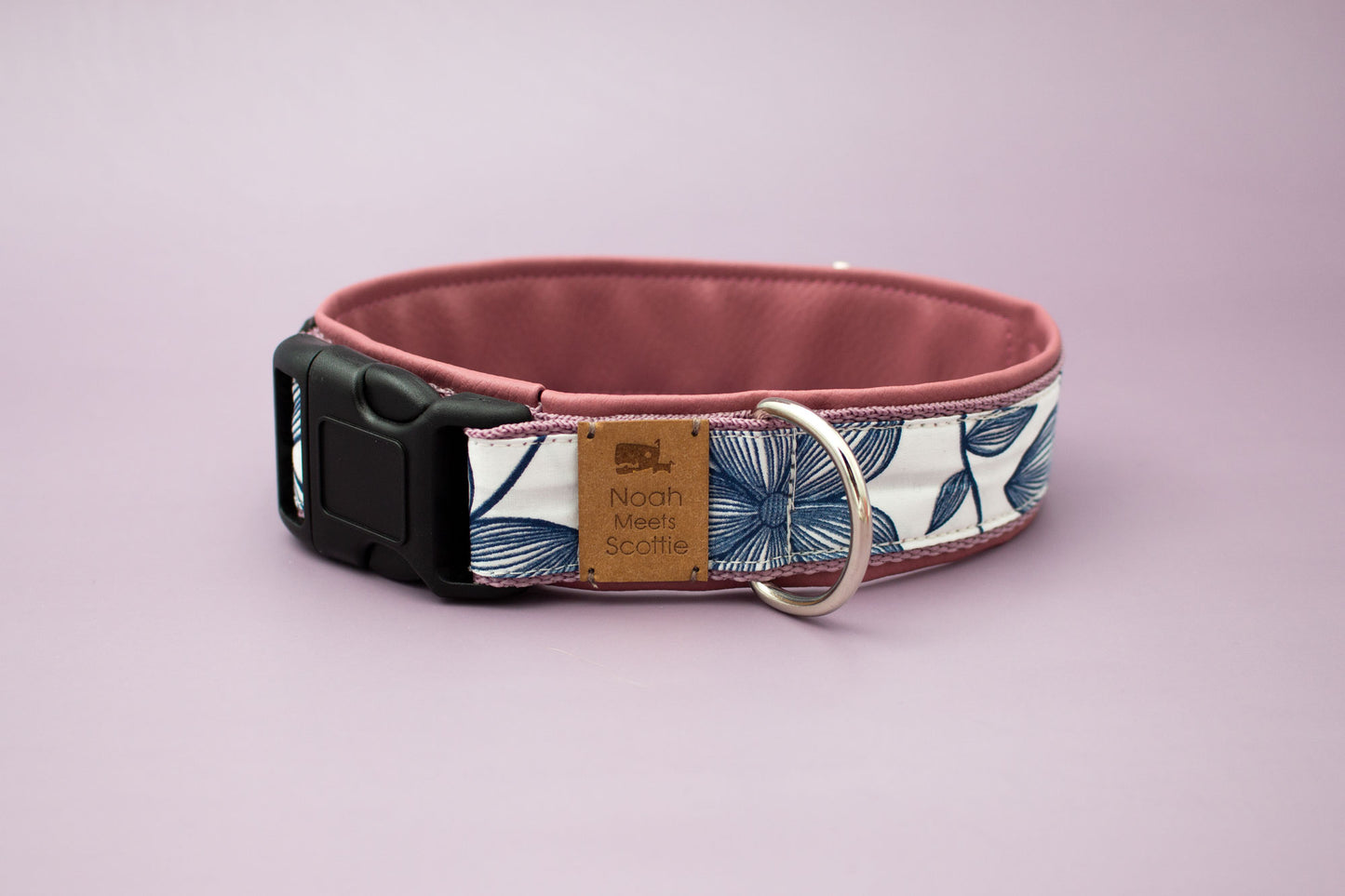 Detailansicht Hundehalsband BLUE BLOSSOM – romantisches Design mit Blüten in Dunkelblau und Altrosa