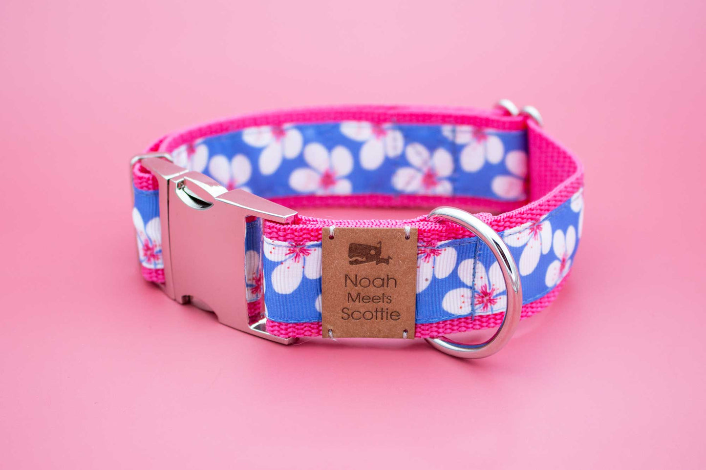 Hundehalsband – pink-blauer Stoff mit weißen Hibiskusblüten, silberfarbene Metallschnalle