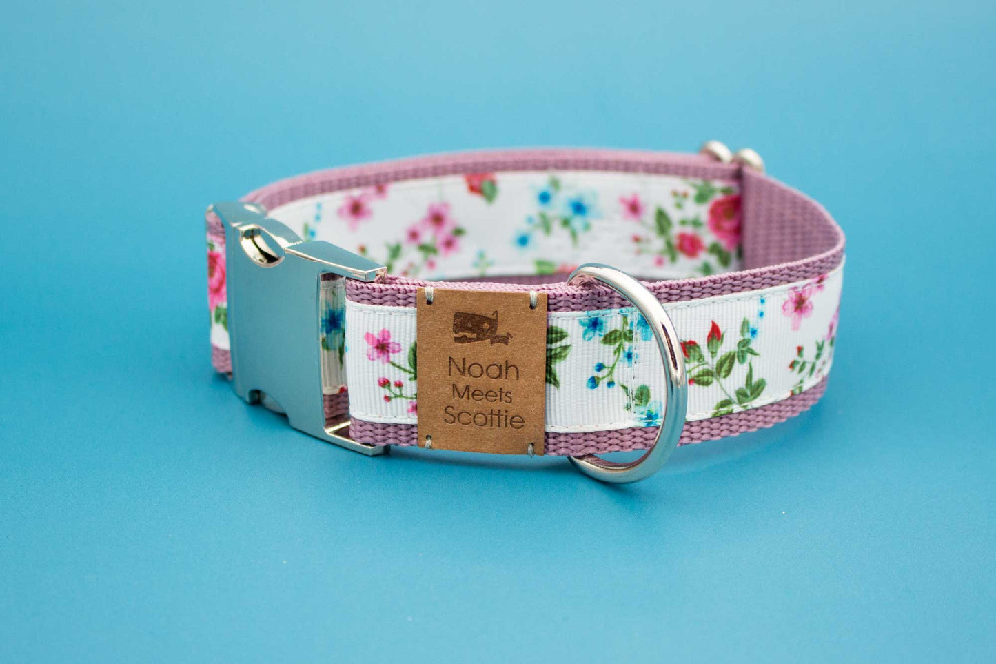Hundehalsband BLÜTENGEFLÜSTER mit Blumenmuster in Altrosa und Weiß, romantisch verspielt