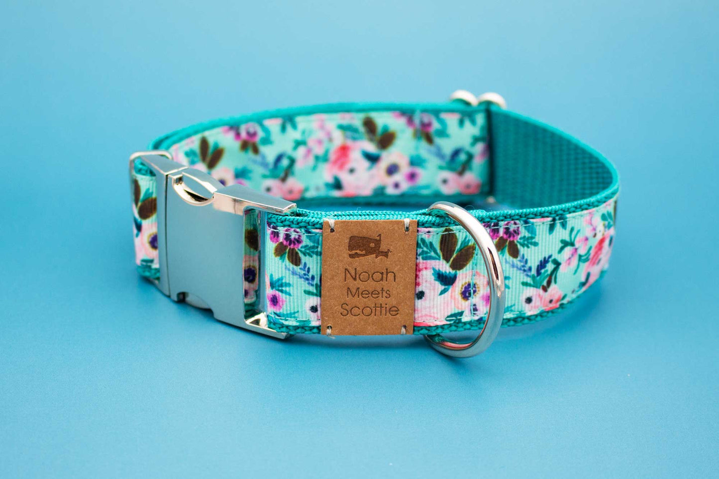 Hundehalsband – mint-türkiser Stoff mit rosa Blüten, silberfarbene Metallschnalle