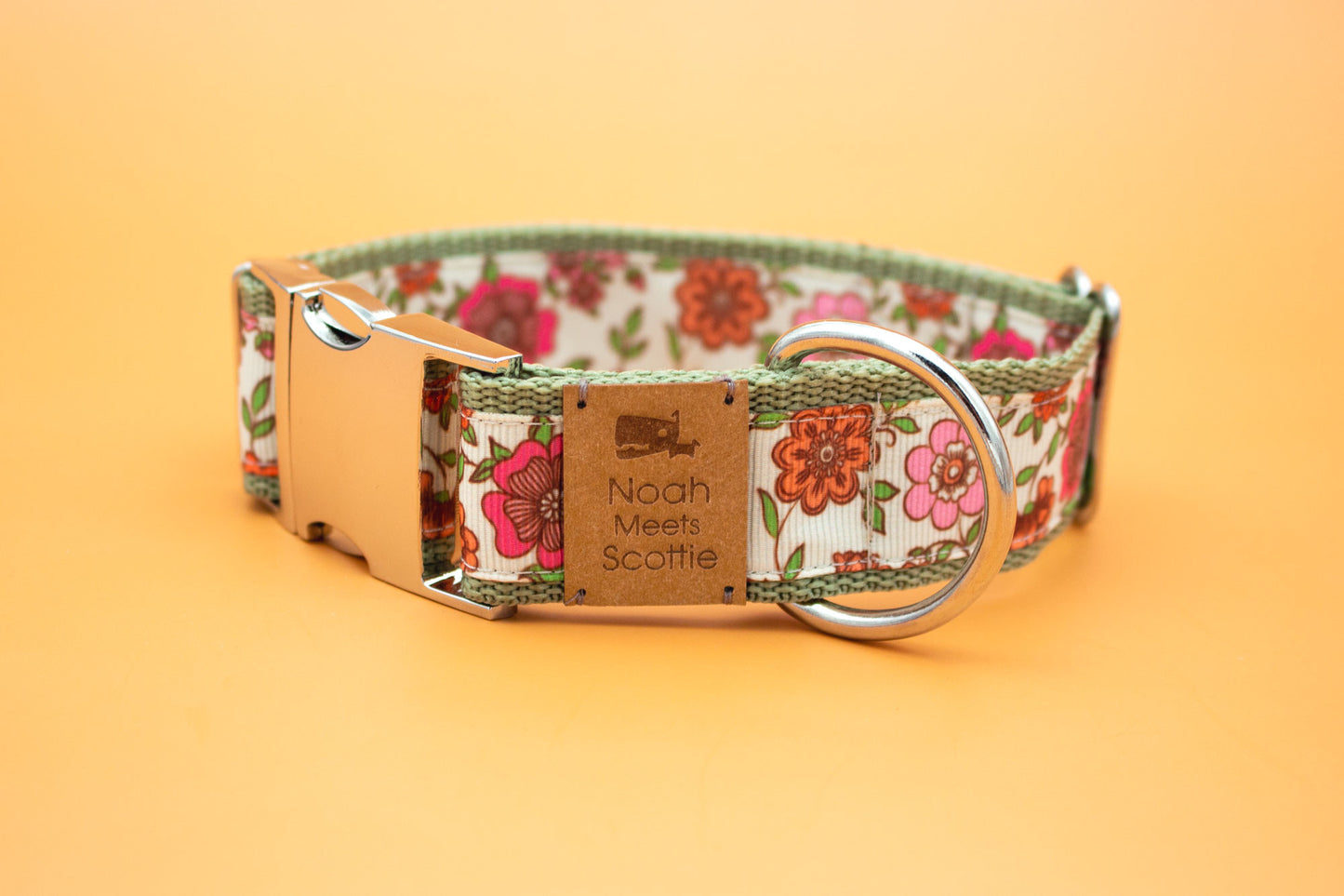 Hundehalsband – lindgrün mit bunten Frühlingsblumen, silberfarbene Metallschnalle