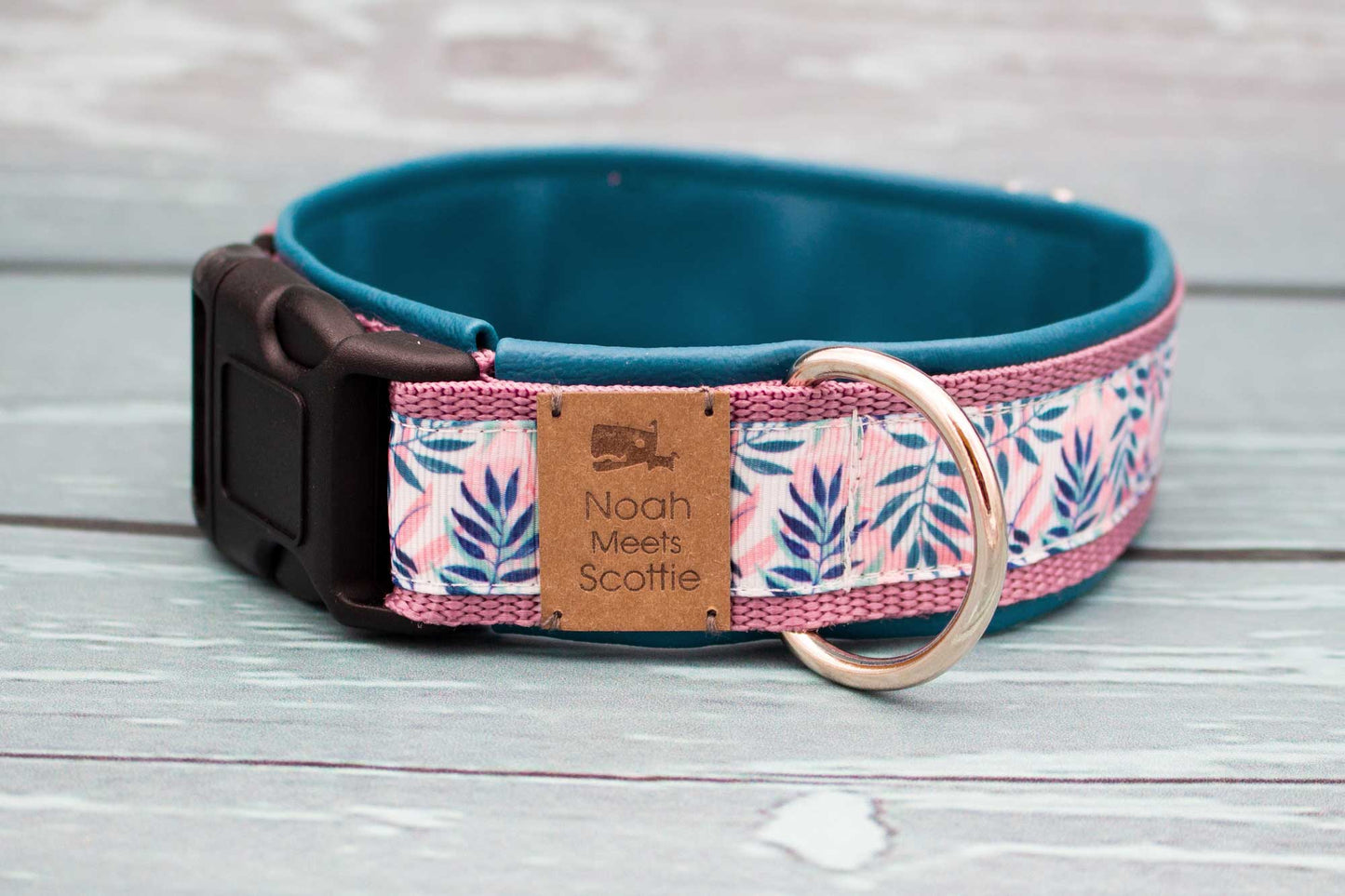 Seitenansicht Hundehalsband BRIDGET, verstellbar und robust, elegantes Blättermuster in Rosa Petrolblau