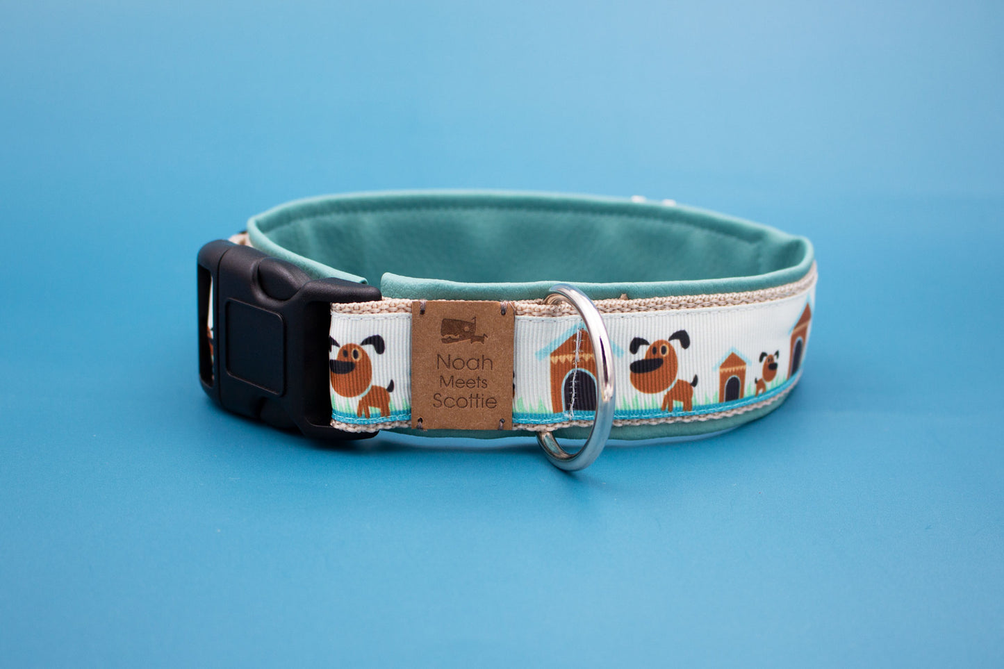 Detailansicht Hundehalsband BUDDY, weich gefüttert mit dunkelbraunem Kunstleder, Hundemotiv in Blau und Beige