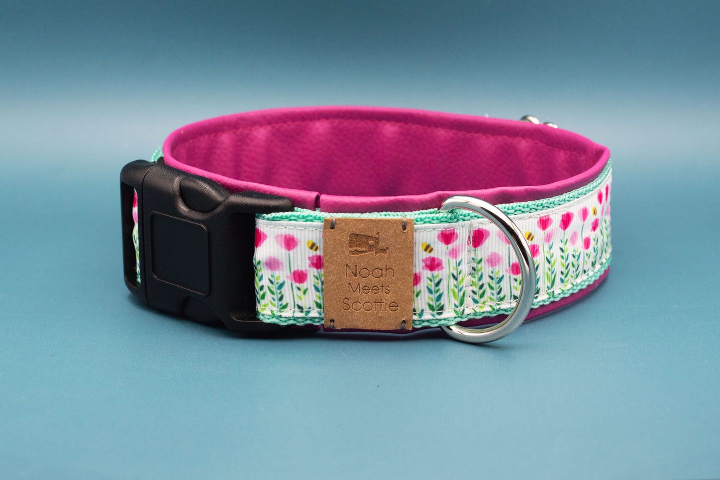 Detailansicht Hundehalsband Bumble B, gepolstert, pink, Tulpenmuster mit Bienen