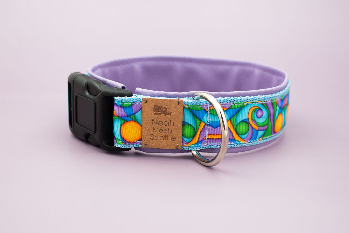 Detailaufnahme Hundehalsband BUZZ mit abstraktem Muster in leuchtenden Farben – Nahaufnahme