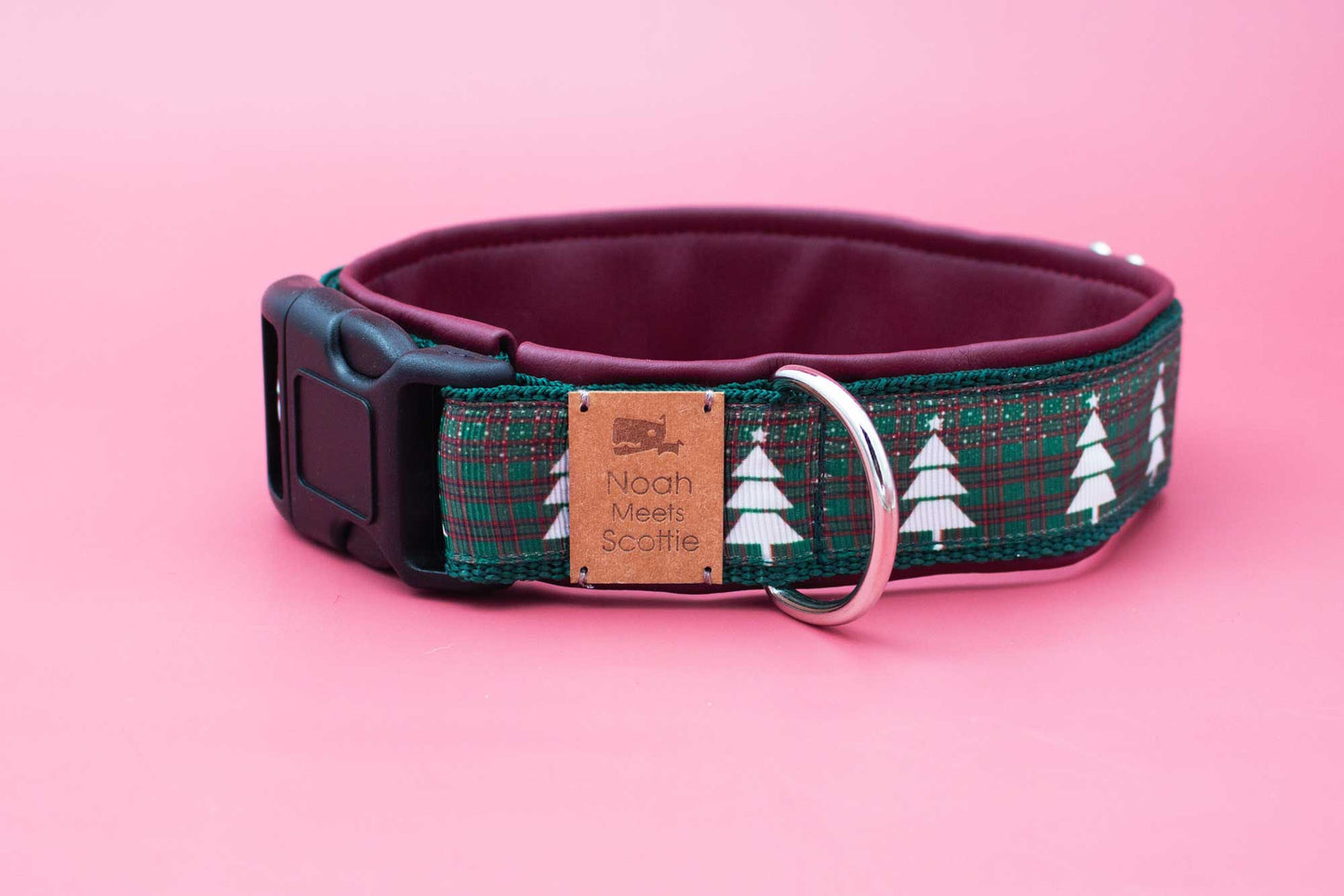 Detailansicht Hundehalsband CAROL, robust und verstellbar, festliches Muster mit Bäumen und Karos
