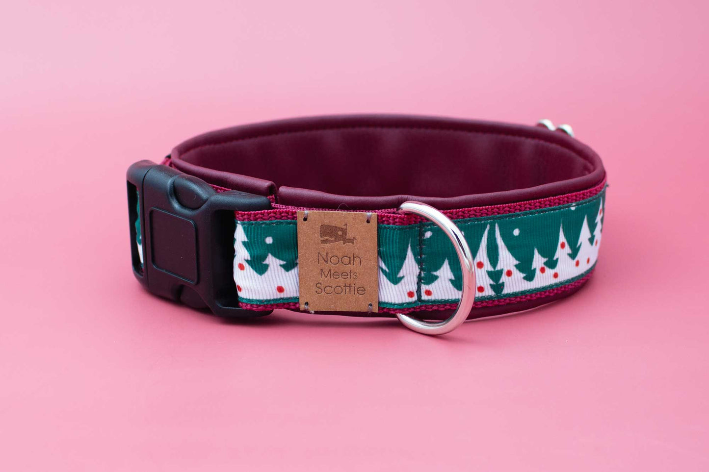 Detailansicht Hundehalsband CHRISTMAS TREE, robust und verstellbar, festliches Muster mit Weihnachtsbäumen