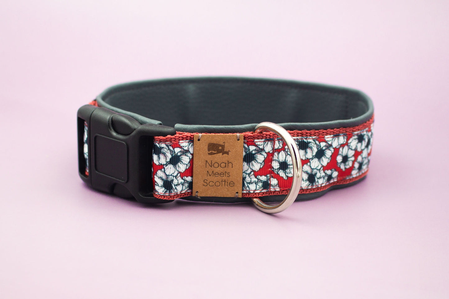 Detailansicht Hundehalsband Claire, gepolstert, Blumenmuster in Schwarz und Rot mit dunkelgrauem Kunstleder