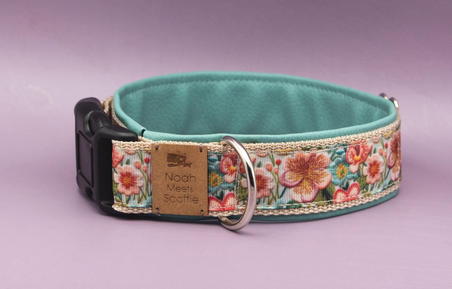Seitenansicht Hundehalsband Daisy, romantisches Blumenmuster in Mint, Rosa und Beige