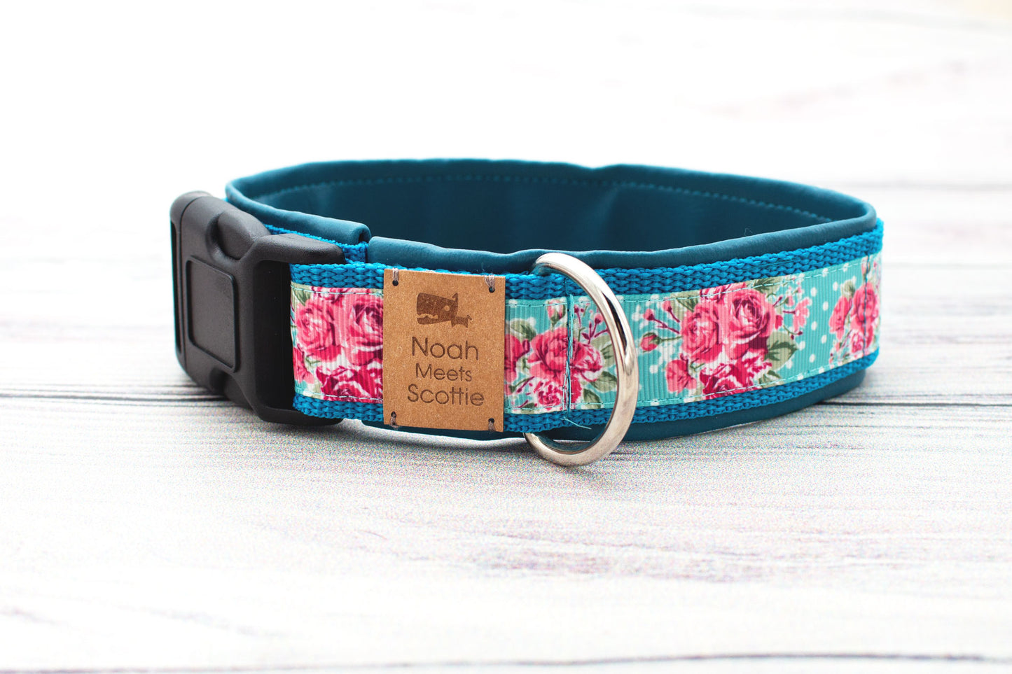 Detail Hundehalsband DOTTIE ROSE – türkisfarbenes Design mit Rosen und Punkten, petrolblau gefüttert