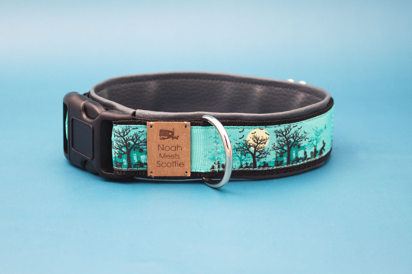 Hundehalsband ELARA – spooky Design, Fledermäuse und Mond, dunkelgraue Fütterung