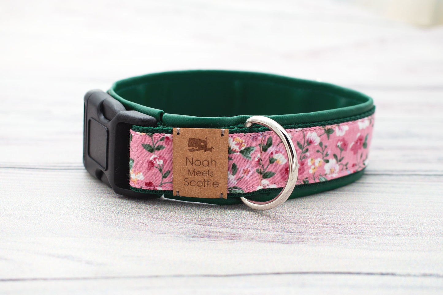 Hundehalsband ELLA mit rosa Blumen und grünem Gurtband – romantischer Landhausstil