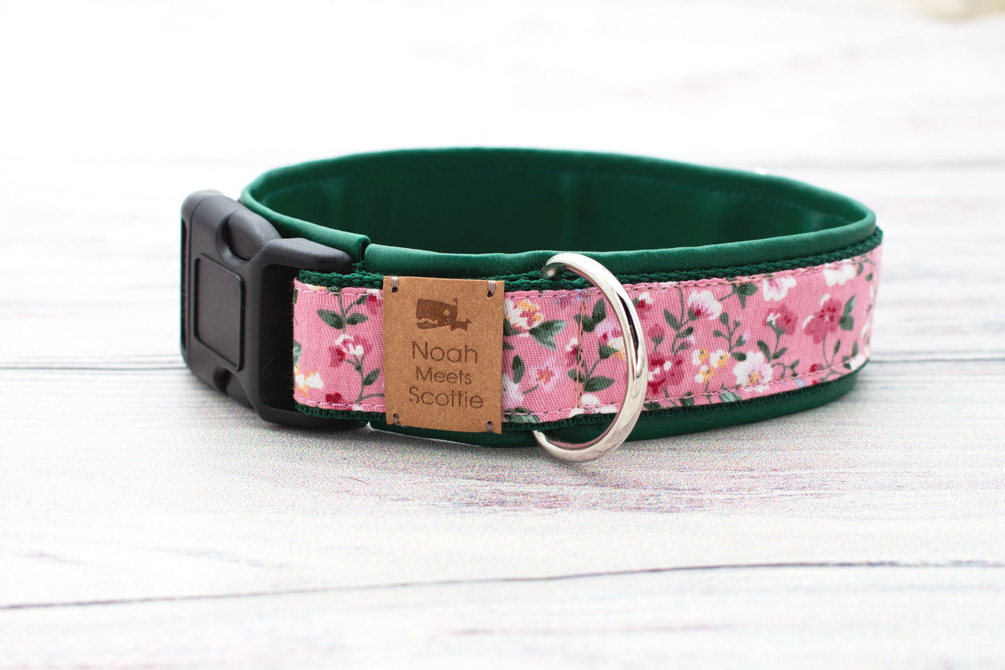Detail Hundehalsband ELLA – rosa Blütenmuster, dunkelgrün gefüttert mit Kunstleder