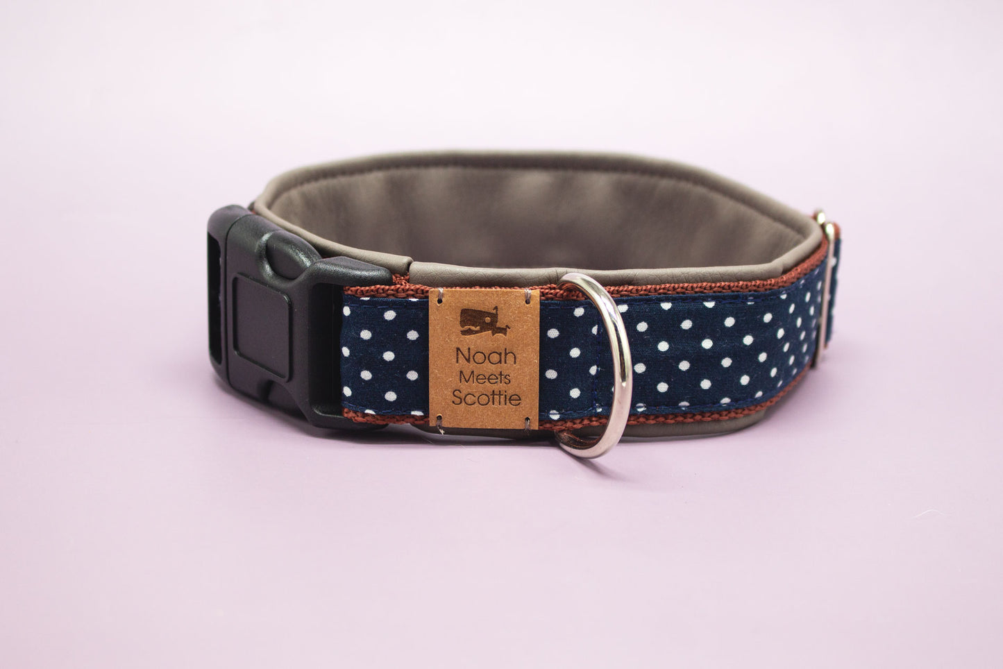 Detailansicht Hundehalsband ELVIS mit braunem Gurtband und grauem Kunstleder