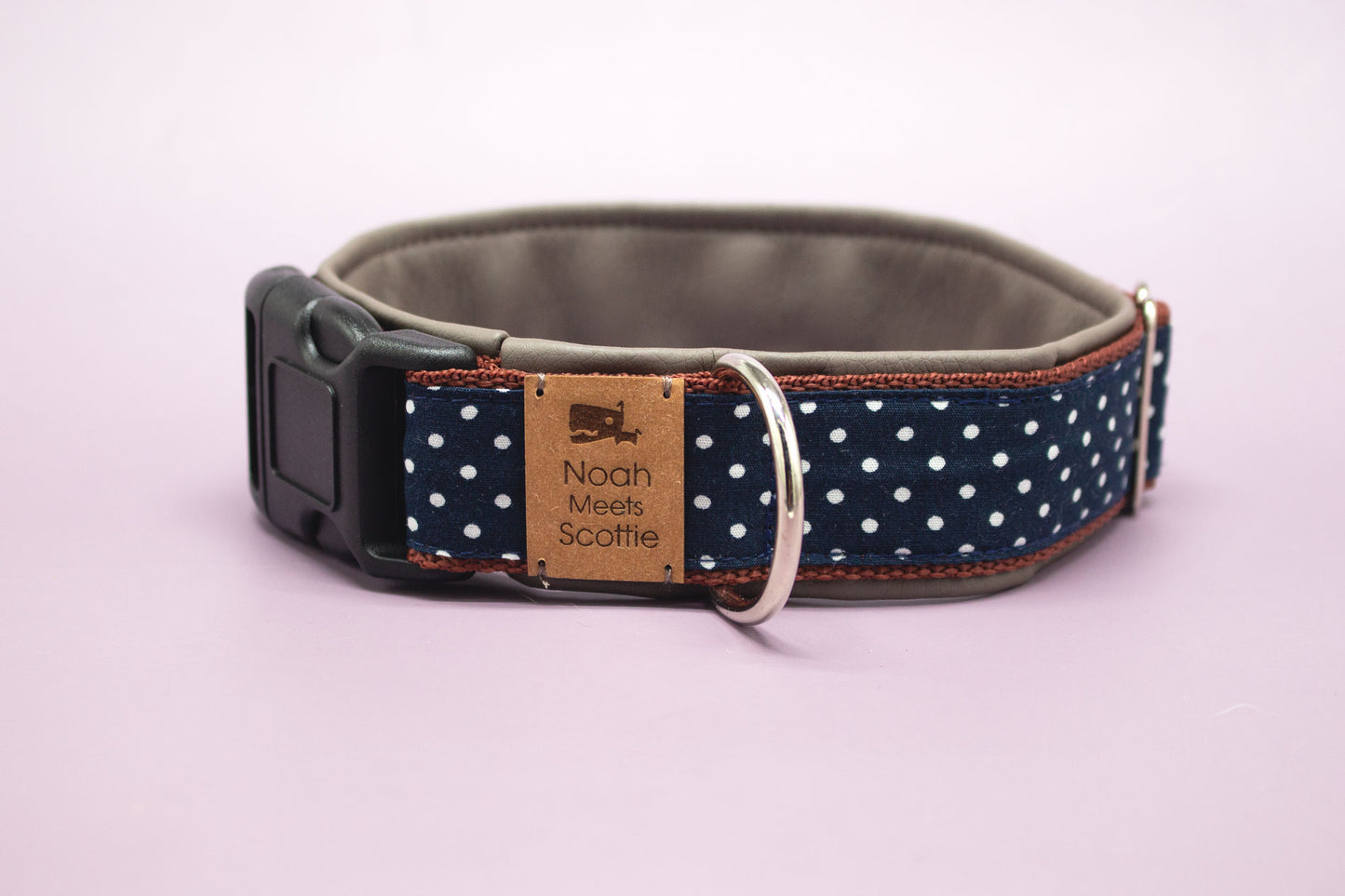 Seitenansicht Hundehalsband ELVIS – retro, dunkelblau mit weißen Punkten