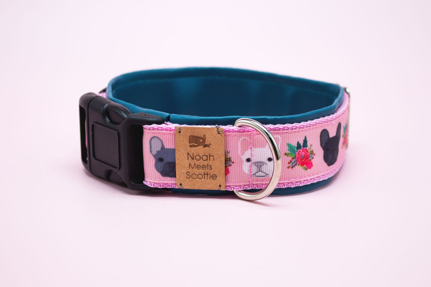 Seitenansicht Hundehalsband Emmi mit Französische-Bulldoggen- und Rosenmuster, rosa Gurtband und petrolfarbenem Kunstleder