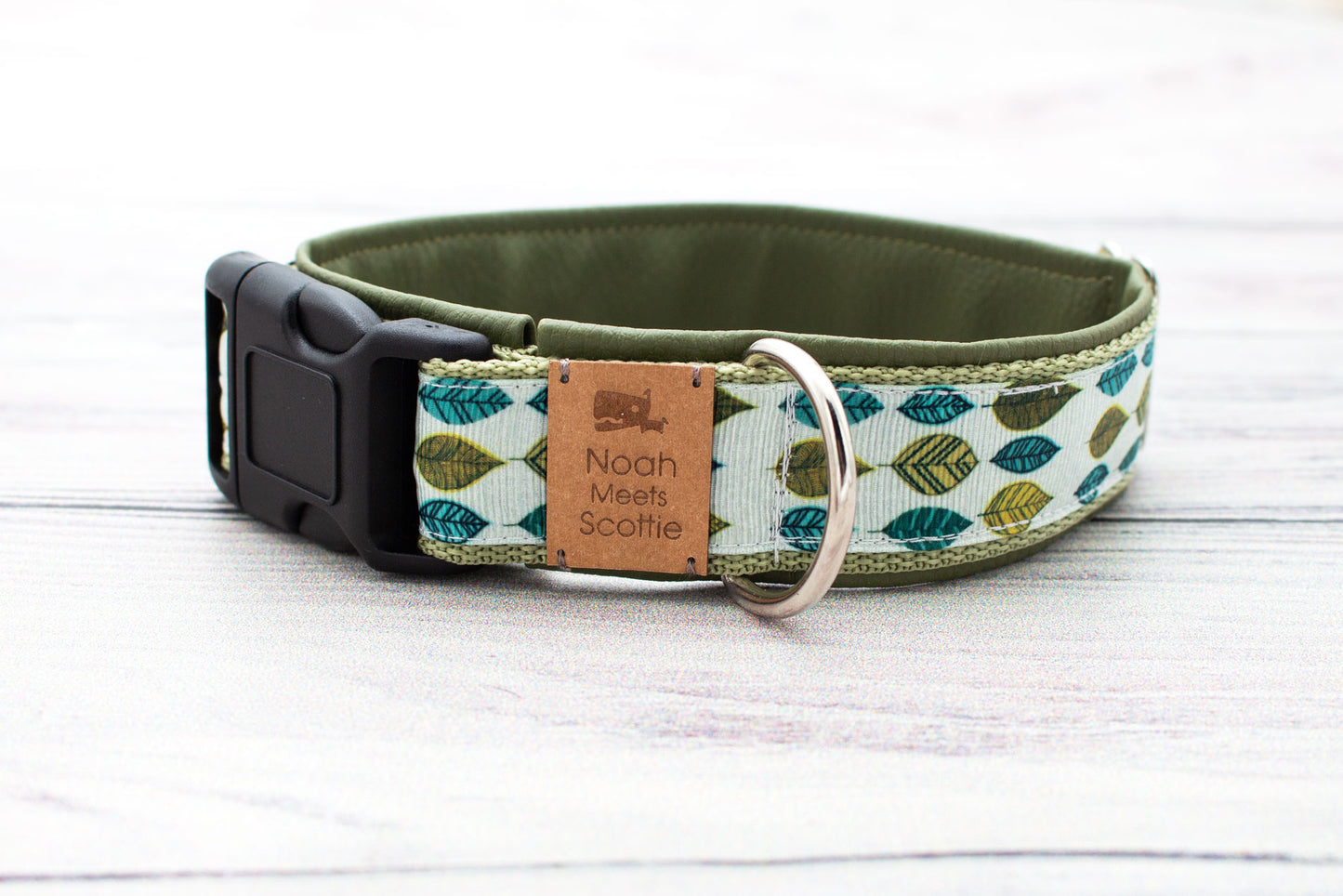 Detailansicht Hundehalsband Fallen Leaves mit grünem Kunstlederfutter und Blättermuster