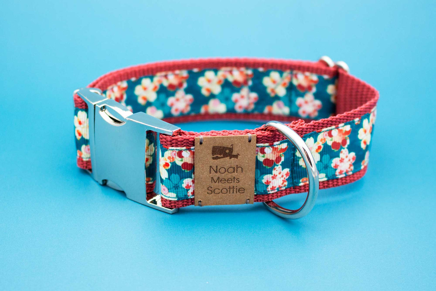 Hundehalsband – roter Stoff mit türkisen Blüten, silberfarbene Metallschnalle