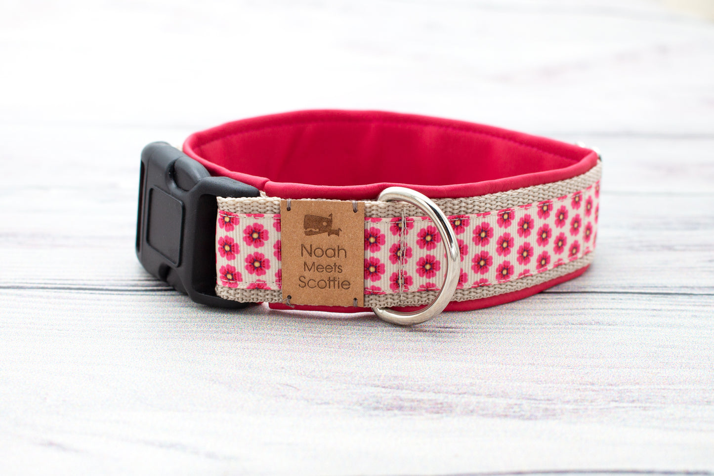 Detail Hundehalsband FIORELLA – rotes Kunstleder, romantisches Blumenmuster